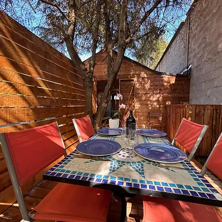 De Charme Avec Terrasse Et Piscine, Centre De ゲストハウス *